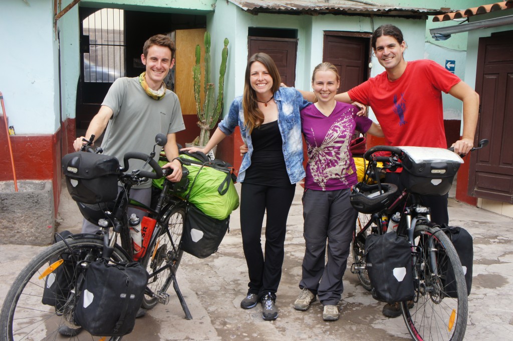 Photo souvenir avec Amanda et Antonio à notre départ de Cusco. Rendez-vous donné en Patagonie ! 